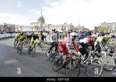 Dublin, Irland. 11. Mai 2014. Das Hauptfeld vergeht das Zollhaus in Dublin, in der dritten Stufe der 97. Giro d ' Italia von Armagh in Nordirland nach Dublin in Irland. Bildnachweis: Michael Debets/Alamy Live-Nachrichten Stockfoto