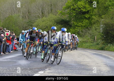 Co. Armagh, Nordirland, Vereinigtes Königreich. 11. Mai 2014. Das Hauptfeld durchläuft Markethill in Co. Armagh, während der dritten Phase der 97. Giro d ' Italia von Armagh in Nordirland nach Dublin in Irland. Bildnachweis: Michael Debets/Alamy Live-Nachrichten Stockfoto