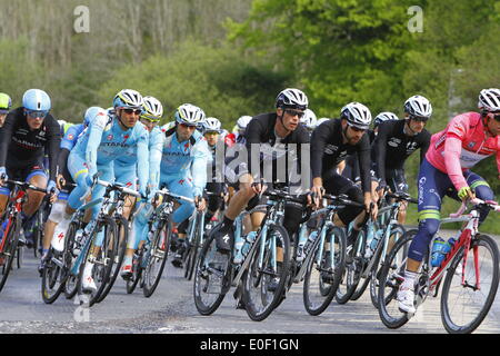 Co. Armagh, Nordirland, Vereinigtes Königreich. 11. Mai 2014. Das Hauptfeld durchläuft Markethill in Co. Armagh, während der dritten Phase der 97. Giro d ' Italia von Armagh in Nordirland nach Dublin in Irland. Bildnachweis: Michael Debets/Alamy Live-Nachrichten Stockfoto