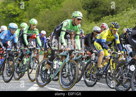 Co. Armagh, Nordirland, Vereinigtes Königreich. 11. Mai 2014. Das Hauptfeld durchläuft Markethill in Co. Armagh, während der dritten Phase der 97. Giro d ' Italia von Armagh in Nordirland nach Dublin in Irland. Bildnachweis: Michael Debets/Alamy Live-Nachrichten Stockfoto