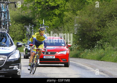 Co. Armagh, Nordirland, Vereinigtes Königreich. 11. Mai 2014. Ein Reiter durchläuft Markethill in Co. Armagh, während der dritten Phase der 97. Giro d ' Italia von Armagh in Nordirland nach Dublin in Irland. Bildnachweis: Michael Debets/Alamy Live-Nachrichten Stockfoto