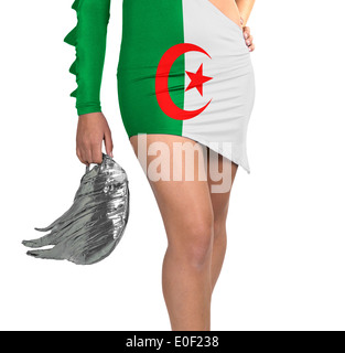 Futuristische junge Frau mit Flagge von Algerien auf ihr Kleid auf weißem Hintergrund Stockfoto