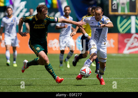 Portland, USA. 11. Mai 2014. LA es LANDON DONOVAN (10) bringt den Ball auf dem Feld. Die Portland Timbers FC LA Galaxy in Providence Park gehostet und 1-1, am 11. Mai 2014 gebunden. Bildnachweis: David Blair/ZUMA Draht/Alamy Live-Nachrichten Stockfoto