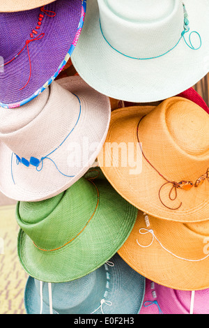 Sommerhüte für Verkauf auf dem Bauernmarkt im Frühsommer. Stockfoto