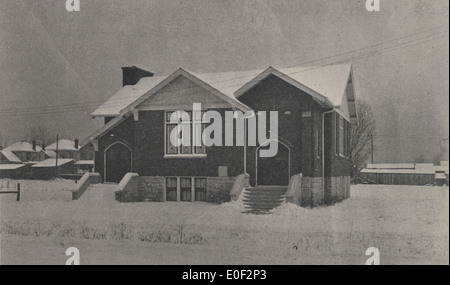 Dieses Foto aus dem Jahr 1917 zeigt die Trinity Methodist Episcopal Church in Grandview Heights, Ohio. Die Kirche ist ein bemerkenswerter Teil der religiösen und architektonischen Geschichte der Gemeinde, die in einem alten Bild aus dem frühen 20. Jahrhundert erfasst wurde. Stockfoto