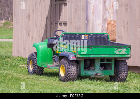 John Deere Gator 4 x 2 Zugmaschine mit angehängten Dump Wagen. Stockfoto