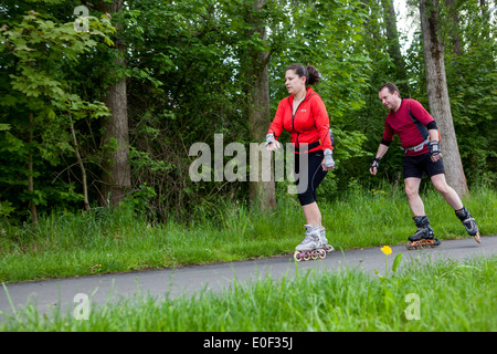 Leute auf dem Bike Trail, Inlin skating roller blades Stockfoto