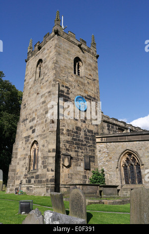 Die Pfarrkirche St. Lawrence in Eyam in Derbyshire. England ländlicher Ort der Anbetung. Denkmalgeschütztes Gebäude der Spitzenklasse II* Stockfoto