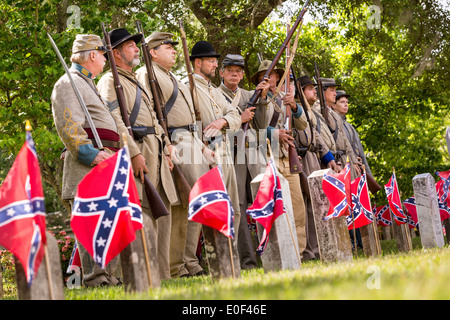 Civil War Reenactor während Confederate Memorial Day Veranstaltungen auf Magnolia Cemetery 10. April 2014 in Charleston, SC. Confederate Memorial Day ehrt die rund 258.000 verbündeten Soldaten, die im amerikanischen Bürgerkrieg gestorben. Stockfoto