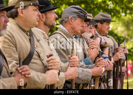 Civil War Reenactor während Confederate Memorial Day Veranstaltungen auf Magnolia Cemetery 10. April 2014 in Charleston, SC. Confederate Memorial Day ehrt die rund 258.000 verbündeten Soldaten, die im amerikanischen Bürgerkrieg gestorben. Stockfoto