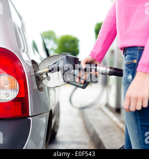 Lady Pumpen Benzin Kraftstoff im Auto an Tankstelle. Stockfoto