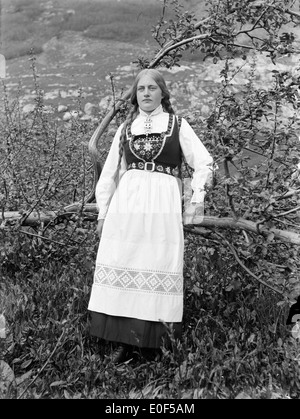 Dieses Foto zeigt eine Frau, die einen traditionellen norwegischen Bunad trägt, aufgenommen mit alternativen Fototechniken. Es spiegelt die Erhaltung des norwegischen Erbes durch Fotografie wider. Stockfoto