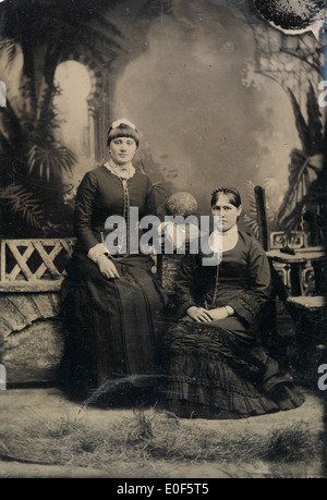 Zwei Frauen, ca. 1856-1900. Stockfoto