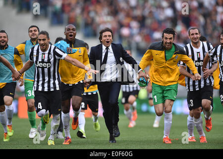 Rom, Italien. 11. Mai 2014. Juventus-Spieler feiern nach dem italienischen Serie A Fußballspiel gegen Roma in Rom, Italien, am 11. Mai 2014. Juventus gewann 1: 0. Bildnachweis: Alberto Lingria/Xinhua/Alamy Live-Nachrichten Stockfoto