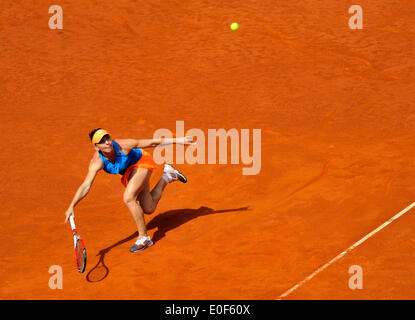 Madrid, Spanien. 11. Mai 2014. Simona Halep Rumäniens kehrt Maria Sharapova Rußland während der Frauen Einzel Finale bei den 2014 Madrid Tennis Open in Madrid, Spanien, 11. Mai 2014. Simona Halep verlor 1: 2. Bildnachweis: Xie Haining/Xinhua/Alamy Live-Nachrichten Stockfoto