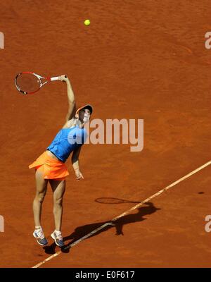 Madrid, Spanien. 11. Mai 2014. Simona Halep Rumäniens dient dazu, Maria Sharapova Rußland während der Frauen Einzel Finale bei den 2014 Madrid Tennis Open in Madrid, Spanien, 11. Mai 2014. Simona Halep verlor 1: 2. Bildnachweis: Xie Haining/Xinhua/Alamy Live-Nachrichten Stockfoto