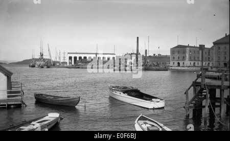 Eine Fotografie aus der Zeit zwischen 1918 und 1920, die Karljohansvern, einen Militärstützpunkt an der norwegischen Küste, zeigt. Es zeigt die Aktivitäten der Royal Norwegian Navy und der Küsteningenieurwesen während dieser Zeit. Stockfoto