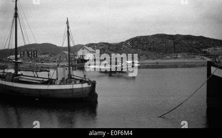 Der Tiger mit dem Wasserflugzeug wird 1922 im Hafen von Røberg in Norwegen gesehen. Das Foto zeigt das Wasserflugzeug auf dem Wasser, ein Beispiel für die frühe Luftfahrt in Norwegen und den Küstentransport. Stockfoto
