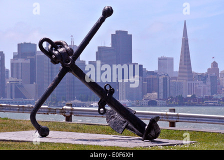 Blick auf die Skyline von San Francisco mit Anker im Vordergrund Stockfoto