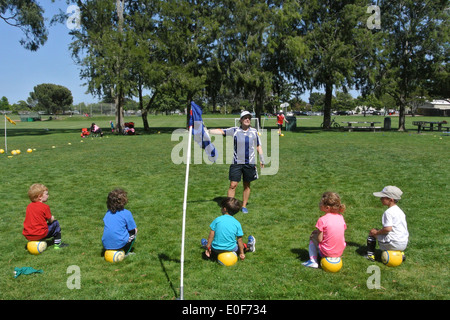 Frau Trainer unterrichten Kinder im Fußball-Camp in Corte Madera CA Stockfoto