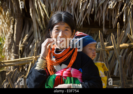 Eine Naga Frau mit ihren tätowierten Gesicht und ihr Baby. Stockfoto