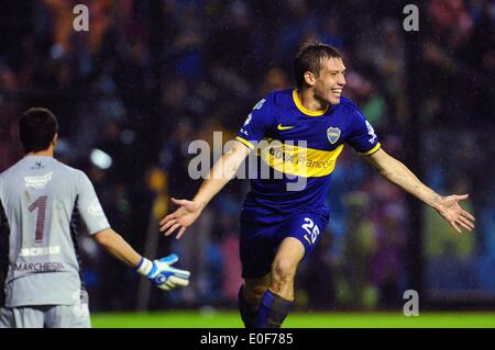 Buenos Aires, Argentinien. 11. Mai 2014. Claudio Riano (R) der Boca Juniors feiert ein Tor während des Spiels das letzte Turnier 2014 gegen Lanus, in dem Alberto J. Armando Stadium in Buenos Aires, der Hauptstadt von Argentinien, am 11. Mai 2014. © Julian Alvarez/TELAM/Xinhua/Alamy Live-Nachrichten Stockfoto