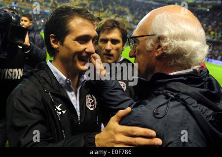 Buenos Aires, Argentinien. 11. Mai 2014. Trainer Carlos Bianchi (R) der Boca Juniors spricht mit seinem Amtskollegen Lanus Guillermo Barros Schelotto während des Spiels das letzte Turnier 2014 im Alberto J. Armando Stadium in Buenos Aires, Hauptstadt von Argentinien, am 11. Mai 2014. © Julian Alvarez/TELAM/Xinhua/Alamy Live-Nachrichten Stockfoto