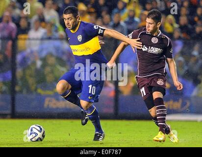 Buenos Aires, Argentinien. 11. Mai 2014. Juan Roman Riquelme (L) der Boca Juniors wetteifert mit Jorge Valdez von Lanus während des Spiels das letzte Turnier 2014 im Alberto J. Armando Stadium in Buenos Aires, die Hauptstadt von Argentinien, am 11. Mai 2014. © Osvaldo Fanton/TELAM/Xinhua/Alamy Live-Nachrichten Stockfoto