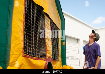 Mann sauber Eintritt Kinder Party Ballon Stockfoto