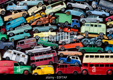 Alte Playworn Dinky, Matchbox Lesney Autos, Busse, Motorräder Muster Stockfoto