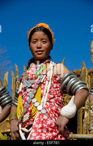 Pangmi Mädchen in ihr volles Kleid. Stockfoto