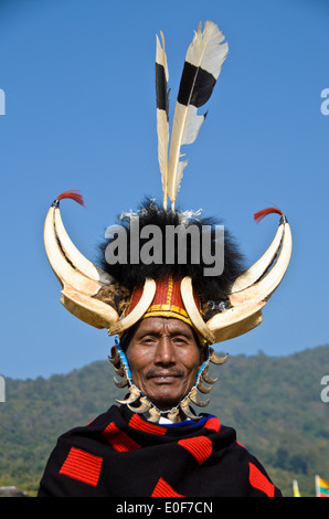 Hornbill Köpfe als Kopfschmuck der Naga Krieger Mann Stockfoto