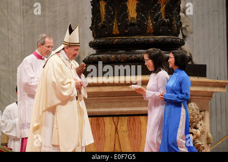 Petersdom, Vatikan. 11. Mai 2014. Vatikan Papst Francis - die Ordination von 13 neuen Priester in St. Peter Basilica, 11. Mai 2014 Credit: wirklich Easy Star/Alamy Live News Stockfoto