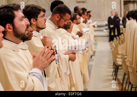 Petersdom, Vatikan. 11. Mai 2014. Vatikan Papst Francis - die Ordination von 13 neuen Priester in St. Peter Basilica, 11. Mai 2014 Credit: wirklich Easy Star/Alamy Live News Stockfoto