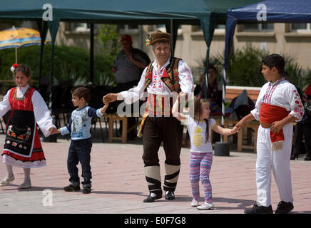 Straldza Bulgarien Mai 11 th 2014: Marash singt, wenn Flieder Blüte und traditioneller Folklore im Frühjahr zusammenkommen.  Bulgaren feiern mit einem fest mit Gesang und Tanz in dem malerischen Dorf Straldza. Bildnachweis: Clifford Norton/Alamy Live-Nachrichten Stockfoto