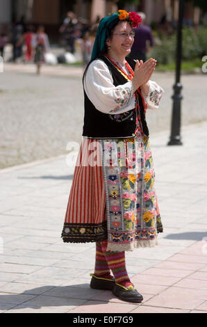 Straldza Bulgarien Mai 11 th 2014: Marash singt, wenn Flieder Blüte und traditioneller Folklore im Frühjahr zusammenkommen.  Bulgaren feiern mit einem fest mit Gesang und Tanz in dem malerischen Dorf Straldza. Bildnachweis: Clifford Norton/Alamy Live-Nachrichten Stockfoto