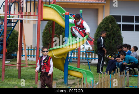 Straldza Bulgarien Mai 11 th 2014: Marash singt, wenn Flieder Blüte und traditioneller Folklore im Frühjahr zusammenkommen.  Bulgaren feiern mit einem fest mit Gesang und Tanz in dem malerischen Dorf Straldza. Bildnachweis: Clifford Norton/Alamy Live-Nachrichten Stockfoto