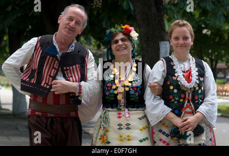 Straldza Bulgarien Mai 11 th 2014: Marash singt, wenn Flieder Blüte und traditioneller Folklore im Frühjahr zusammenkommen.  Bulgaren feiern mit einem fest mit Gesang und Tanz in dem malerischen Dorf Straldza. Bildnachweis: Clifford Norton/Alamy Live-Nachrichten Stockfoto