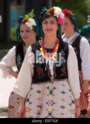 Straldza Bulgarien Mai 11 th 2014: Marash singt, wenn Flieder Blüte und traditioneller Folklore im Frühjahr zusammenkommen.  Bulgaren feiern mit einem fest mit Gesang und Tanz in dem malerischen Dorf Straldza. Bildnachweis: Clifford Norton/Alamy Live-Nachrichten Stockfoto