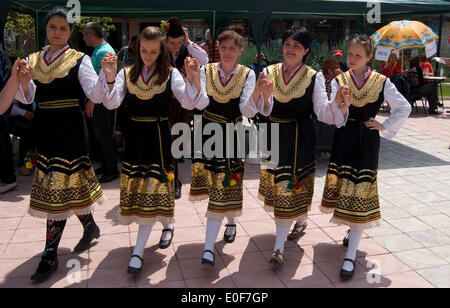 Straldza Bulgarien Mai 11 th 2014: Marash singt, wenn Flieder Blüte und traditioneller Folklore im Frühjahr zusammenkommen.  Bulgaren feiern mit einem fest mit Gesang und Tanz in dem malerischen Dorf Straldza. Bildnachweis: Clifford Norton/Alamy Live-Nachrichten Stockfoto