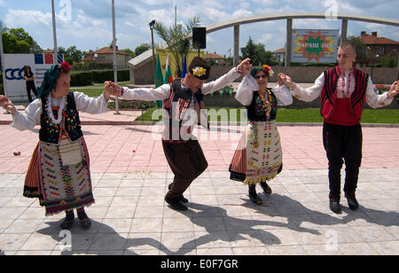 Straldza Bulgarien Mai 11 th 2014: Marash singt, wenn Flieder Blüte und traditioneller Folklore im Frühjahr zusammenkommen.  Bulgaren feiern mit einem fest mit Gesang und Tanz in dem malerischen Dorf Straldza. Bildnachweis: Clifford Norton/Alamy Live-Nachrichten Stockfoto