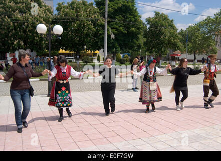 Straldza Bulgarien Mai 11 th 2014: Marash singt, wenn Flieder Blüte und traditioneller Folklore im Frühjahr zusammenkommen.  Bulgaren feiern mit einem fest mit Gesang und Tanz in dem malerischen Dorf Straldza. Bildnachweis: Clifford Norton/Alamy Live-Nachrichten Stockfoto