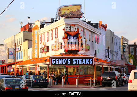 Geno's Steaks, 1219 S 9 St, Philadelphia, PA. aussen Storefront eines käsesteak Restaurant in passyunk Square. Stockfoto