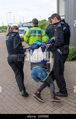 Regierungsbüros Wales, Aberystwyth UK, Montag, 12. Mai 2014 drei Mitglieder des Arbeitskreises Kampagne "Cymdeithas Jahr Iaith Gymraeg" (The Welsh Language Society), einschließlich seiner Vorsitzenden ROBIN FARRAR, verhaftet wurden durch die Polizei wegen Sachbeschädigung nach Spray Malerei Parolen auf der Außenseite der Regierung von Wales-Büros in Aberystwyth in den frühen Morgenstunden des Montag, 12. Mai 2014 die Parolen hatten das Recht, durch das Medium des walisischen zu leben , und für eine bessere Bestimmung für die Sprachausbildung der walisischen in Wales Bildnachweis: Keith Morris/Alamy Live-Nachrichten Stockfoto