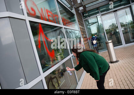 Regierungsbüros Wales, Aberystwyth UK, Montag, 12. Mai 2014 drei Mitglieder des Arbeitskreises Kampagne "Cymdeithas Jahr Iaith Gymraeg" (The Welsh Language Society), einschließlich seiner Vorsitzenden ROBIN FARRAR, verhaftet wurden durch die Polizei wegen Sachbeschädigung nach Spray Malerei Parolen auf der Außenseite der Regierung von Wales-Büros in Aberystwyth in den frühen Morgenstunden des Montag, 12. Mai 2014 die Parolen hatten das Recht, durch das Medium des walisischen zu leben , und für eine bessere Bestimmung für die Sprachausbildung der walisischen in Wales Bildnachweis: Keith Morris/Alamy Live-Nachrichten Stockfoto