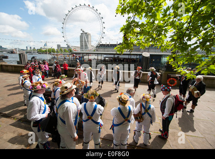 Aldbury Morris Männer führen einen traditionellen Tanz-Vorführung während des Westminster Morris Männer Tag des Tanzes Stockfoto