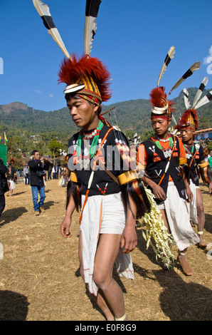 Pangmi Männer in ihren traditionellen Kostümen tanzen. Stockfoto