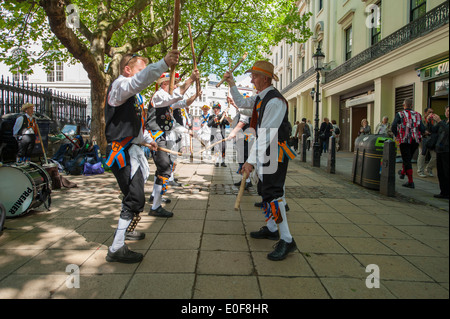 Aldbury Morris Männer führen einen traditionellen Tanz-Vorführung während des Westminster Morris Männer Tag des Tanzes Stockfoto