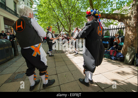 Aldbury Morris Männer führen einen traditionellen Stick Tanz Vorführung während des Westminster Morris Männer Tag des Tanzes Stockfoto