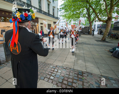 Aldbury Morris Männer führen einen traditionellen Tanz-Vorführung während des Westminster Morris Männer Tag des Tanzes Stockfoto